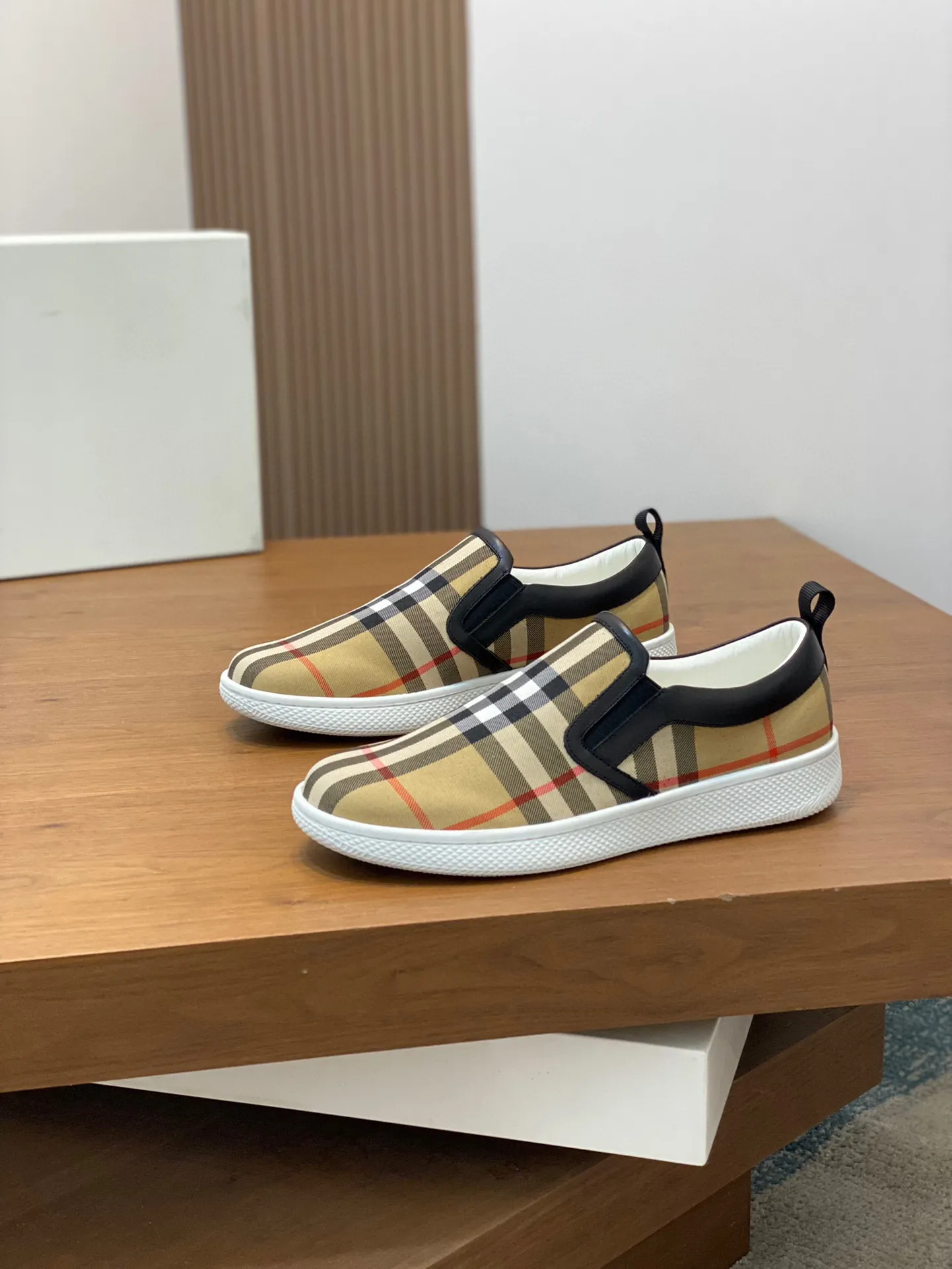 P380 [BURBERRY] Burberry - Upper: imported 🔝 brand totem cloth, - Inner lining: cowhide lining, feet; water-dyed cowhide - Outsole: ultra-light TPR rubber; two-color molded outsole - Super high quality control·Fine workmanship: highlighted (high-end, extravagance, grade) -Size: 38-44 (Male 45, can be customized)·